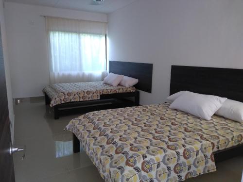 מיטה או מיטות בחדר ב-VILLA SAMARI 2 Casa campestre con piscina privada