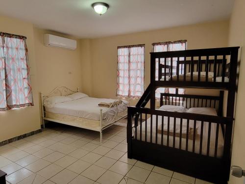 1 dormitorio con 2 literas en una habitación en Aguada of the Seas en Aguada