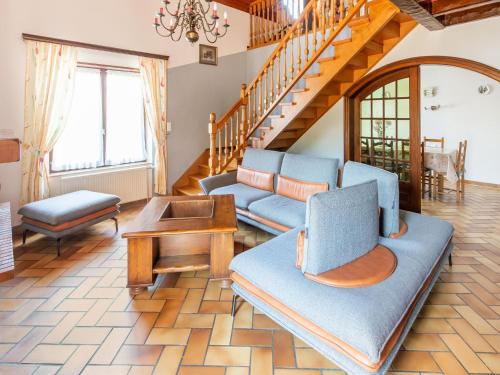 sala de estar con sofá azul y mesa en Holiday home in Ruederbach with private garden en Ruederbach