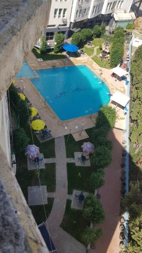 Вид на бассейн в Appartement 2 chbres bord de mer avec option piscine или окрестностях