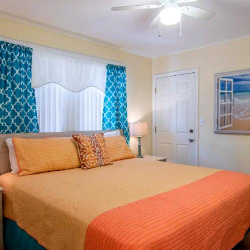 een slaapkamer met een bed en een plafondventilator bij Vacation Home With Pool in siesta key sarasota in Siesta Key
