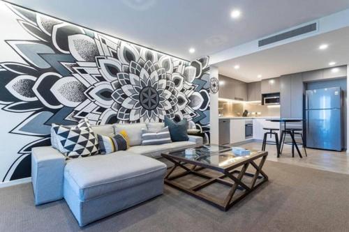uma sala de estar com um sofá e uma mesa em Inner city 1 bedroom Apartment with Rooftop pool and Parking - Serain Residences em Brisbane