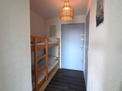 Posteľ alebo postele v izbe v ubytovaní Studio cabine rénové climatisé proche plage pour 4 pers - FR-1-307-206