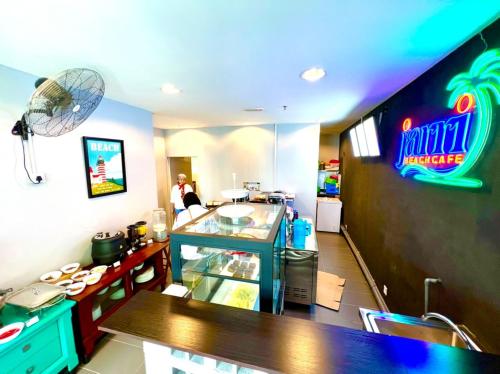 Televisyen dan/atau pusat hiburan di Timurbay Seafront Residence [Swan Suite]