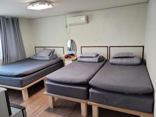 a room with two beds in a room at Able Guesthouse Hongdae 2 in Seoul