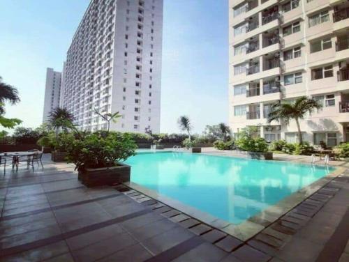 a large swimming pool in front of a building at APARTEMEN MARGONDA RESIDENCE 3 DEPOK BY DBancah Rooms in Kemirimuka Tiga