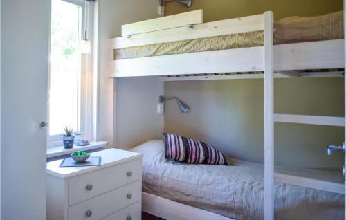 Двухъярусная кровать или двухъярусные кровати в номере Lovely Home In Oskarshamn With House Sea View