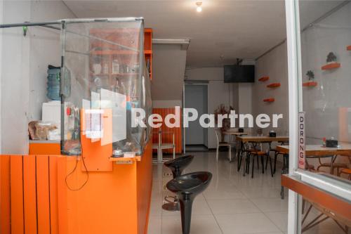 Hotel C18 at Cibaduyut Mitra RedDoorzにあるレストランまたは飲食店