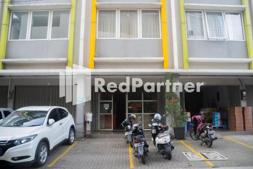 バンドンにあるHotel C18 at Cibaduyut Mitra RedDoorzの建物の前に駐輪場