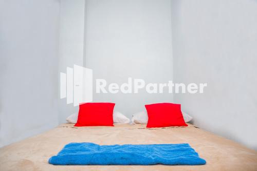Hotel C18 at Cibaduyut Mitra RedDoorzにあるベッド