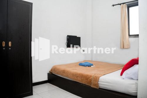 萬隆的住宿－Hotel C18 at Cibaduyut Mitra RedDoorz，卧室配有一张床