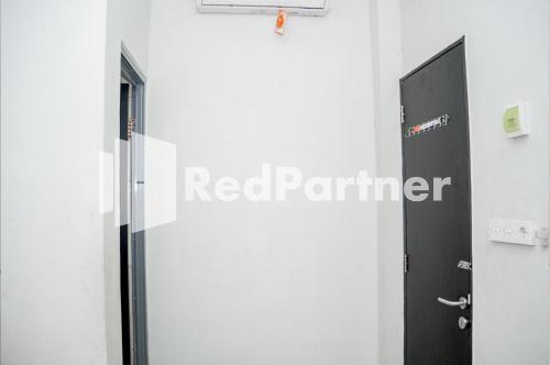 バンドンにあるHotel C18 at Cibaduyut Mitra RedDoorzのギャラリーの写真