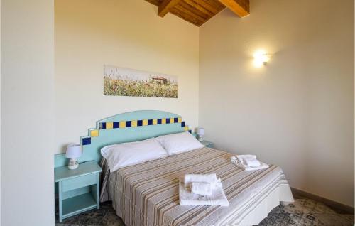 een kleine slaapkamer met een bed en een tafel bij Pet Friendly Apartment In Zambrone With Kitchen in Zambrone