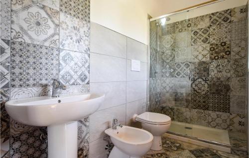 een badkamer met een wastafel, een toilet en een douche bij Pet Friendly Apartment In Zambrone With Kitchen in Zambrone