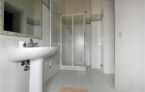Kupatilo u objektu Stunning Home In Nicciano With House A Panoramic View