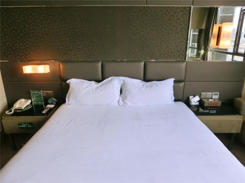 Łóżko lub łóżka w pokoju w obiekcie GreenTree Alliance Shenzhen Shekou Sea World Hotel
