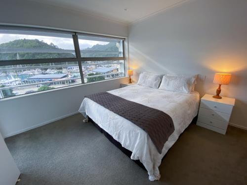 Tempat tidur dalam kamar di Oxley's Waterfront Apartment