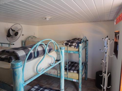 a room with two bunk beds in a room at Pousada Casa do Rio Hostel - 8 min do Centro Hístorico in Paraty