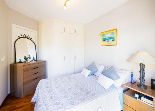 a bedroom with a bed and a dresser and a mirror at Hermosa habitación en apartamento en Carrasco - Comparte Apartamento conmigo in Montevideo