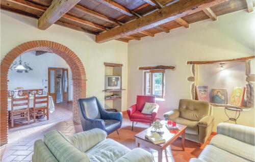 a living room with chairs and a table at Il Mulino Del Bonano in Talla