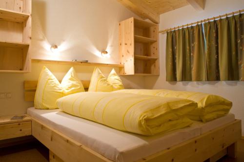 Un pat sau paturi într-o cameră la Haus Sonnberg