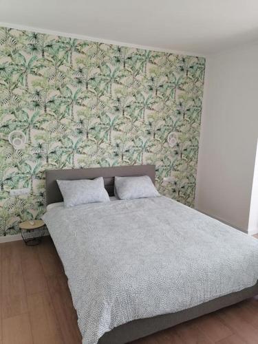 - une chambre avec un lit et un papier peint floral dans l'établissement Locatia perfecta in centru, à Cluj-Napoca