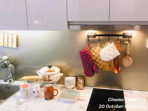um balcão de cozinha com copos e utensílios em Apartment 1BR-FL09th-R103 Building-Vinhomes Ocean Park 