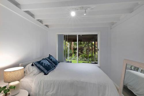 מיטה או מיטות בחדר ב-Palm Cove Retreat