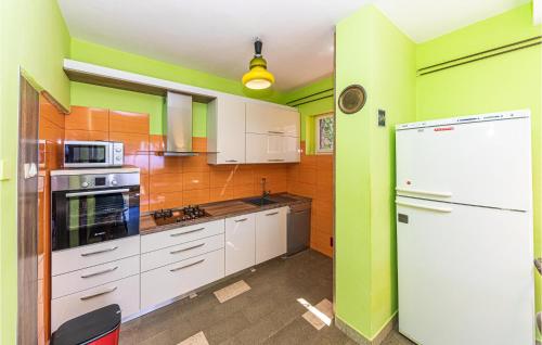 Lovely Home In Okrug Gornji With Wifi
