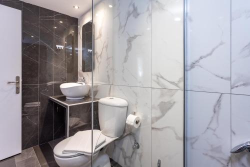 Ένα μπάνιο στο Spitakia-Cozy & Comfy Apartments 10minutes from the airport