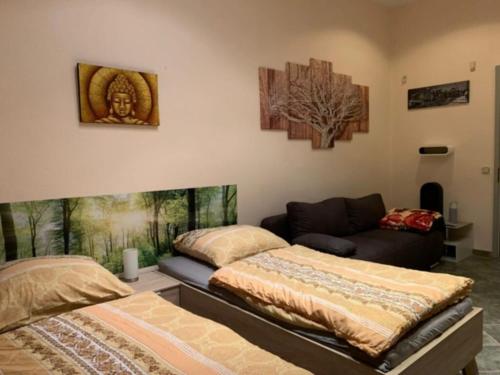 Postel nebo postele na pokoji v ubytování Pension Lotti Friedrichshain