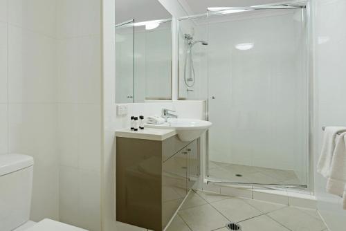 Bilik mandi di Shorelines Apartments on Hamilton Island by HIHA