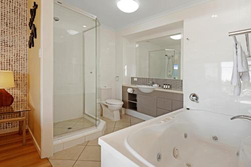 Bilik mandi di Shorelines Apartments on Hamilton Island by HIHA