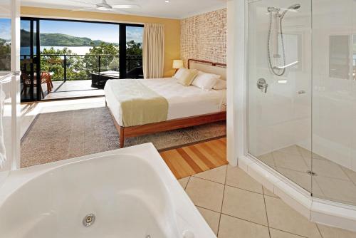Ванная комната в Shorelines Apartments on Hamilton Island by HIHA