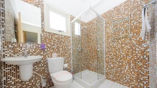 Ένα μπάνιο στο Ayia Napa Holiday Villa 036