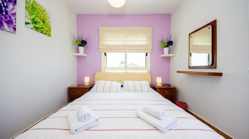 Ένα ή περισσότερα κρεβάτια σε δωμάτιο στο Ayia Napa Holiday Villa 036