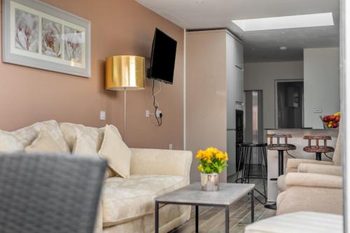 Stylish Sleek 3BD Home including Guest House in Southall