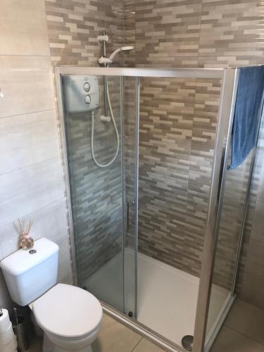 A bathroom at Cheerful 4 bedroom town house with bbq,