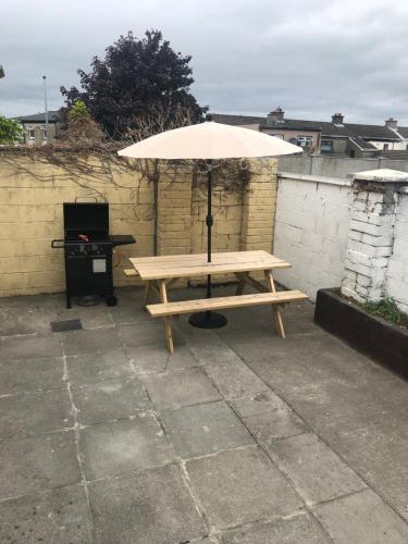 Gallery image of Cheerful 4 bedroom town house with bbq, in Galway