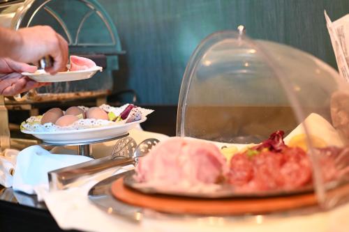 ホテルの敷地内または近くでの食事または食べ物
