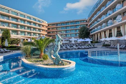 una piscina con una estatua frente a un hotel en MPM Hotel Zornitza Sands, en Elenite