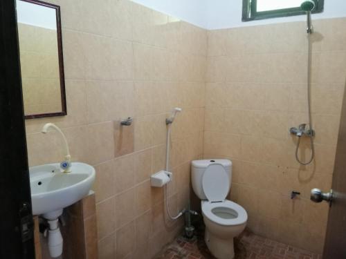 a bathroom with a toilet and a sink at Vacation Inn Gili in Gili Trawangan