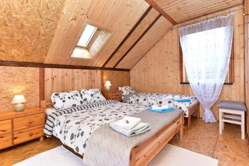 帕維洛斯塔的住宿－Lielās spāres，一间卧室设有两张床和窗户。