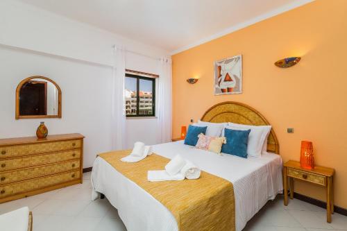 - une chambre avec un grand lit et 2 serviettes dans l'établissement Areyas Pool By ALzira, à Albufeira