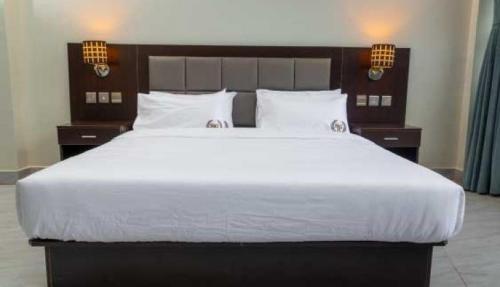 เตียงในห้องที่ Mbale Courts View Hotel
