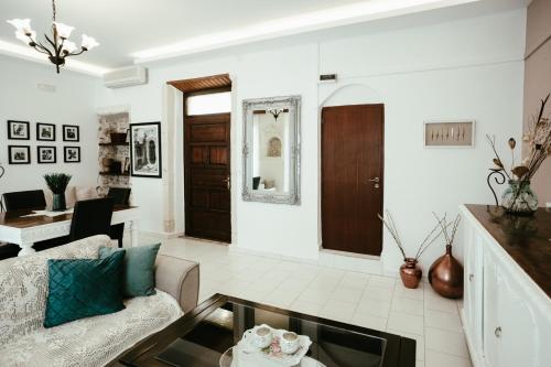a living room with a couch and a glass table at Casa del Maestro in Prinés