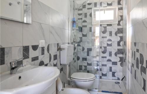 Koupelna v ubytování Beautiful Home In Ragusa With House Sea View