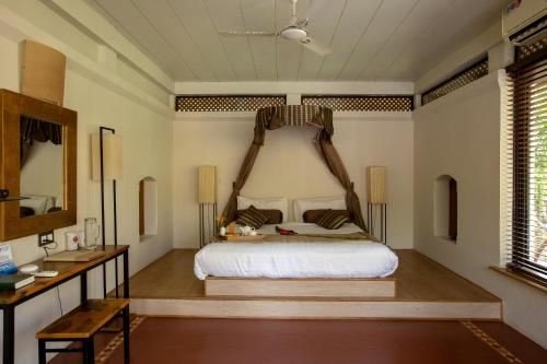 Postel nebo postele na pokoji v ubytování Coconut Creek Resort - Dabolim Airport