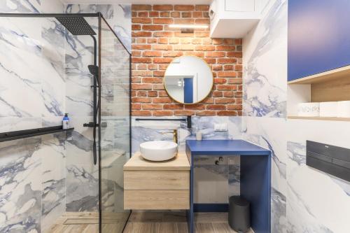 Bathroom sa Apartament Centrum Gdańsk blisko Starego Miasta z widokiem na rzekę