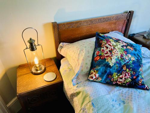 Una cama o camas en una habitación de Beautiful Private 2 Bedroom Suite in Mansion Home with Free Parking